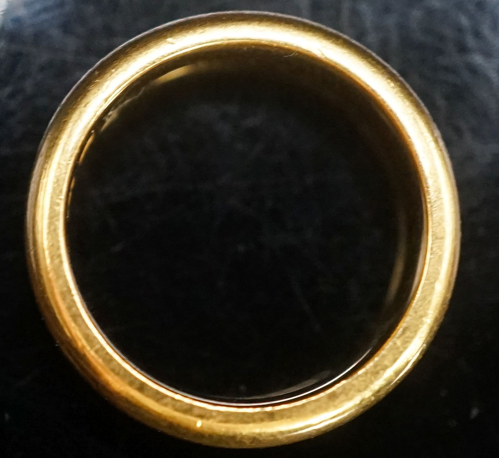 A George V 22ct gold wedding band, London, 1926, size K/L, 9.2 grams.